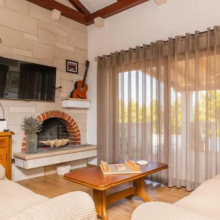 Anabella Villa